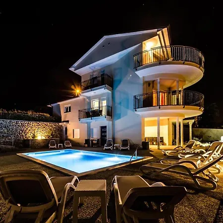 Апартаменты Stunning In With House Sea View